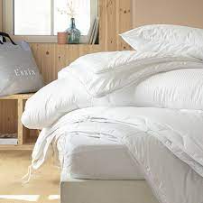 Mais afin de parfaire votre quête d'un sommeil idéal, ne négligez pas la couette ! Couette Synthetique Volupte 400g Satin Raye 100 Coton Pouvoir Thermique Important Finitions Haut De Gamme Couettes Literie Essix