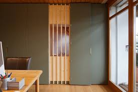 Die gesundheitsakademie bestand vorher aus einem 100m² großen raum, der für schmerztherapie, fasziendehnung etc. Referenz Objekt Ein Schrank Als Raumtrenner Arthur Girardi Ag Die Schreinerei