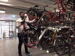 Kann ein mieter sein fahrrad nicht im hausflur abstellen, bleibt ihm, wenn man von der wohnung absieht, nur das abstellen auf der straße. Radstation In Bonn Hier Konnen Radler Ihr Fahrrad Bequem Und Sicher Abstellen Express De