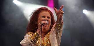 Chora, não vou ligar chegou a hora vai me pagar pode chorar, pode chorar é, o teu castigo brigou comigo sem ter porque vou festejar, vou festejar o teu sofrer, o teu penar você pagou com traição a quem sempre lhe deu a mão você. Beth Carvalho Vou Festejar Fco Facebook