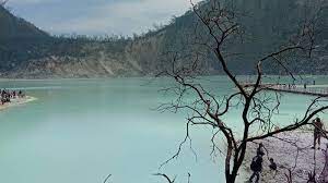 Kondisi ini membuat pengelola harus membuat jalur khusus hingga ke bagian tengah dari kawah. Dibuka Kembali Ini Harga Tiket Masuk Kawah Putih Ciwidey Bandung Tribun Travel