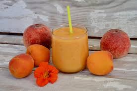 On Trouve Encore De Beaux Fruits D Ete Sur Les Marches De Provence Alors On En Profite Pour Realiser De Bon Smoothie Gorges Abricot Jus De Fruit Maison Peche