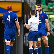 C'est ce qui s'est passé et le reste est une histoire horrible avec la france qui donne le coup de pied pour le toucher, conserve la possession et finalement fait compter son homme supplémentaire grâce à l'essai gagnant du match de brice dulin. L Arbitre De France Galles Rend Furieuse La Toile