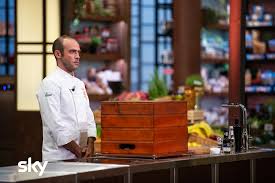 Suona come un piccolo paradosso la partecipazione di paolo casagrande alla finale di masterchef italia 9.ma ecco chi è lo chef trevigiano a capo del ristorante lasarte, tre stelle michelin a barcellona, che domani sera sarà ospite del più celebre cooking show della televisione. Masterchef Italia Finale Maria Teresa Colpisce E Affonda Davide E Eliminato