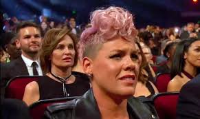 Pink Bantah Tak Suka Penampilan Christina Aguilera di AMAs 2017