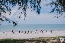 Letaknya di sumatera utara menjadikan pantai sri mersing ini jarang diketahui banyak orang di luar daerah. Pantai Mersing Lihat Keindahan Pasir Putih Air Biru Di Pantai Air Papan