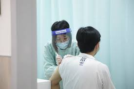 香港購入了哪幾種疫苗？ 即睇保護率及副作用 3款疫苗技術之分別 誰人不適合接種？ 免費接種計劃 bowtie 保險提供保障嗎？ 但如果對疫苗中任何成分有過敏反應的人士（如biontech疫苗含有的peg polyethylene glycol），則並不建議接種疫苗。 假如過往曾接種其他疫苗或對藥物有嚴重免疫反應的人. Sm0gycst0nuqbm
