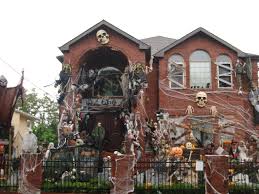 Inspiration De Decorations D Halloween Maison Hantee Toprabais Boxing Halloween House Halloween Outdoor Decorations Halloween House Decoration