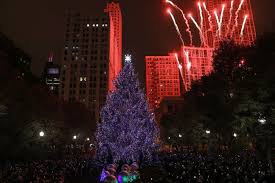 It S That Time Of Year Gain In Chicago Here S Caroling At Cloud Gate The Christmas Tree Ligh Chicago Christmas Chicago Christmas Tree Christmas Tree Lighting