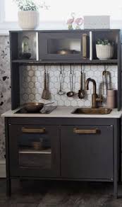 Kitchen pantry kitchen storage new kitchen kitchen ideas kitchen cupboards kitchen inspiration coloured kitchen cabinets kitchen drawer handles timber kitchen. De 37 Beste Ideene Om Leikekjokken Til Levi I 2021 Lekekjokken Ikea Barnerom