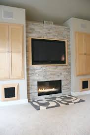 Fernsehwand Steinmotive Wanddeko Idee Kamin Fernseher Schrank Einbauschranke Beige Holz Material Kaminofen Unter Dem F Fernsehwand Einbauschrank Wanddeko Ideen