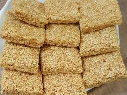 سمسمية بالصور من وصفات أم محمد الوردة البيضاء 1 Recipe Rice Krispie Treat Food Krispie Treats
