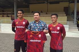 Şu anda gençlik ve spor i̇şleri ve endonezya bakanlığı tarafından 27 mart 2020 tarihinde bir karar. Arungi Liga 2 2020 Persis Solo Gandeng Aparel Dj Sport