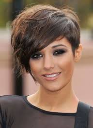 Tra le idee tagli capelli per il 2015 è ricorrente il taglio corto e scalato con frangia asimmetrica. Taglio Corto Asimmetrico 2014 Mitindo