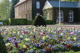 Grenzenlos (former icye austria) is part of the international youth exchange network (the icye federation). Fruhlingsbeet Vor Den Brunnenarkaden Mit Blick Zum Droste Haus Bild Von Graflicher Park Health Balance Resort Bad Driburg Tripadvisor