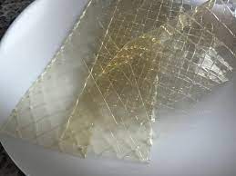 La colla di pesce è una gelatina essiccata in fogli, generalmente utilizzata in cucina come addensante, in particolare per la preparazione di dolci. Gelatina In Fogli Ed In Polvere Bloom Pianeta Dessert