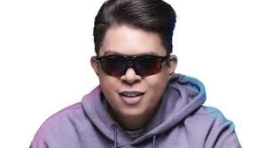 A vybbe, escritório comandado por xand avião, que gerencia a carreira do dj ivis revelou que desligou o artista de todos os compromissos após a divulgação dos vídeos que mostram o artista agredindo. Kpo So Kiccqwm