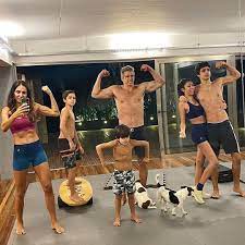 Ele passou o último ano produzindo o programa, que pretende entreter um público amplo, de crianças a idosos. Marcio Garcia Mostra Malhacao Em Familia Mantenha O Corpo Ativo 13 05 2020 Uol Tv E Famosos