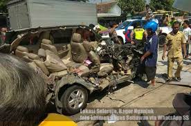 Hotel selorejo telah berganti nama menjadi hotel sahid tirta jaya, sehingga kami agak sulit ketika mencarinya. E100 11 29 Kecelakaan Bus Dan Mobil Di Raya Selorejo Facebook