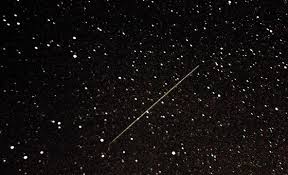 Na jihu nás upoutá trojúhelník hvězd deneb (v labuti), vega (v lyře) a altair (v orlu). Padajici Perseidy Budou O Vikendu Jasne Videt Hned Dve Noci Po Sobe Idnes Cz