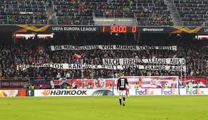 Hier bloggen die fc red bull salzburg fans. Red Bull Salzburg Fans Schiessen Gegen Ralf Rangnick Leipzig Coach Kontert
