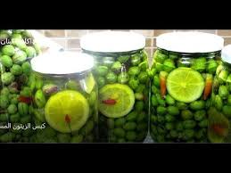 كبس الزيتون المسبح او المجرح بطريقتين بزيت الزيتون والماء والملح Pikling Olive Youtube Vegetables Brussel Sprout Cucumber