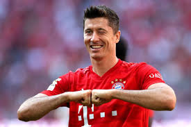 عدسات المصورين التقطت لحظات خاصة جمعت بين ليفاندوفسكي وزوجته آنا ستاتشورسكا، وهي تمطره بالقبلات والأحضان، بعد المباراة ضمن منافسات الجولة الأولى للمجموعة الثامنة. Ù…Ø¹Ù„ÙˆÙ…Ø§Øª Ø¹Ù† Ù„ÙŠÙØ§Ù†Ø¯ÙˆÙØ³ÙƒÙŠ Ø¬Ø¯Ù‡ ÙƒØ§Ù† ÙŠØ­Ø±Ù‚ Ø§Ù„Ø¨Ø´Ø± Ø£Ø­ÙŠØ§Ø¡ ÙˆØ²ÙˆØ¬ØªÙ‡ Ù…Ø¯Ø±Ø¨Ø© ÙƒØ§Ø±Ø§ØªÙŠÙ‡ ÙˆØ£Ø¬Ø¨Ø± Ø¹Ù„Ù‰ ØªØºÙŠÙŠØ± Ø§Ø³Ù…Ù‡ Ù„Ù„Ø§Ø­ØªØ±Ø§Ù ÙƒÙˆØ±Ø© ÙˆÙ…Ù„Ø§Ø¹Ø¨ Ø§Ù„Ù…ÙˆØ¬Ø²