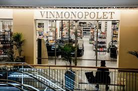 Vinmonopolet vil nå være åpent fra klokken 10 til 16 på lørdager etter at regjeringen fredag endret alkoholloven og rammene for vinmonopolets åpningstider. Snart Lenger Lordagsapent Hos Vinmonopolet Adressa No