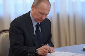 При этом президент согнулся, засветив на камеры отсутствующий взгляд и заметную лысину. The Insider Putin Bolen Rakom Video Portal Kompromat