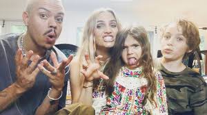 We love her so much!!! Vor Geburt Schwangere Ashlee Simpson Feiert Babyparty Promiflash De