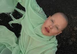 Inés Hernández: «La belleza es un sufrimiento que nos puede perseguir toda  la vida»