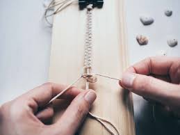 Diy makramee feder in 3 einfachen schritten. Diy Makramee Armband Aus Kreuzknoten Mit Muscheln Und Perlen Yeah Handmade