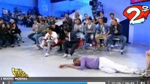 Giunto quasi alle battute d'arresto di questa sorprendente stagione, il dating show ci sta regalando degli ultimi momenti davvero imperdibile. Gianni Sperti Ne I Nuovi Mostri Di Striscia La Notizia Isa E Chia