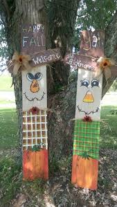 Scarecrows Made From Fence Wood Fall Crafts Diy Fall Crafts Fence Post Crafts