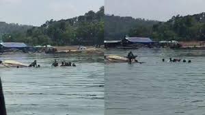 Waduk kedung ombo merupakan bendungan raksasa seluas 6.576 hektar yang areanya mencakup sebagian wilayah di tiga kabupaten, yaitu; Zq89yoebc2f9jm