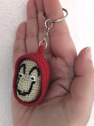 Portachiavi Maschera Di Dali Fatta A Mano All Uncinetto La Casa Di Carta Crochet Earrings Crochet Keychain
