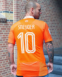 Contudo foi eliminada já na partida de estreia, ao perder para a menos expressiva suíça. Sneijder Ganha Camisa Mashup Da Holanda Em Despedida Da Selecao Mantos Do Futebol