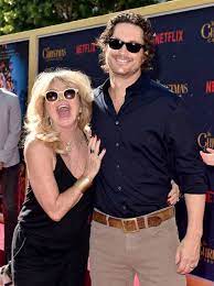 The youngest son of goldie hawn and kurt russell is reportedly getting married this weekend. Emotional Goldie Hawn Tears Up In New Video From Inside Her And Kurt Russell S Family Home Hello