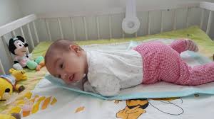 Gerne ergreift das baby auch seine füße und spielt mit ihnen. Baby 2 Monate Rollt Von Bauch Auf Rucken Baby 2 Months Rolls Over Youtube