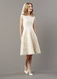 Hochzeitsdirndl ab 119,90 € ♥ romantisch & verspielt ♥ ein besonderes outfit für einen besonderen tag ♥ online und 17x in bayern! Pin By Wediva On Short Wedding Dress Rehersal Dinner Dresses Wedding Dresses 50s Short Wedding Dress
