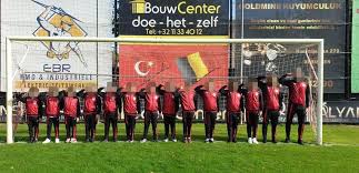 Beleef turks voetbal in de süper lig incl. Voetbalbond Rond De Tafel Met Clubs Na Militaire Groet Van Turkse Voetballertjes De Morgen