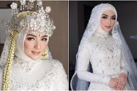 Rambut sang mempelai dimodel ukel besar layaknya bokor mengkureh. Ide Makeup Berkonsep Natural Untuk Pengantin Wanita Bakal Tren Nih