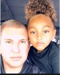 Todd Christy con su nieta Chloe. Cuando Todd publicó una foto de cumpleaños  de su nieta en su Instagram. Recibió un montón de comentarios groseros pero  tuvo la respuesta perfecta: "Espero que