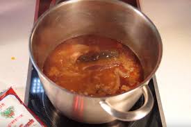 Todos sabemos que tienes una gran habilidad en la cocina y hoy tienes un reto, cocinar un cerdo con patatas. Manitas De Cerdo En Salsa Guiso Deliciosi Com