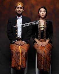 Menggunakan model pakaian pengantin seperti ini masih sesuai dengan pakem adat jawa dan tentu terkesan timeless. Hp Whatsapp 085211711318 Atau 081297046330 Sewa Baju Kebaya Jawa Sewa Baju Jawa Sewa Kebaya Kebaya Kebaya Jawa Baju Jawa