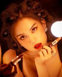 Ngọc Trinh đổi gu ăn mặc “gái ngoan”, viết lời chiêm nghiệm