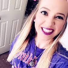 Leann Hooker's Instagram, Twitter & Facebook