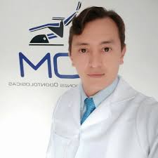 Darwin Mena, Odontólogo en Quito
