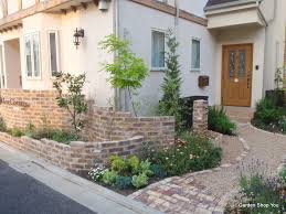 コッツウォルズストーンは ハニーストーンとも呼ばれるイギリスの天然石 住宅の外壁や外構 ガーデニング用に輸入販売 ベルギーレンガ レンガタイル等も取り扱っている エクステリア ガーデンプラン ガーデン デザイン