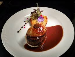 A Participante Do Masterchef Brasil Michele Crispim Venceu A Prova Apresentando Um Tornedos Rossini Com Batatas Ao Murro Qu Voedsel Ideeen Desserts Kerstdiner